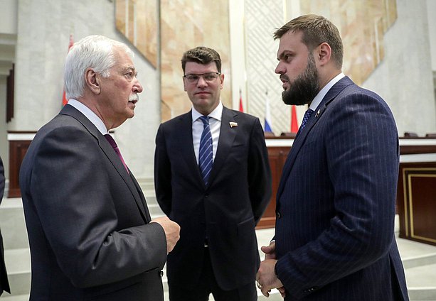 Чрезвычайный и полномочный посол РФ в Беларуси Борис Грызлов, Первый заместитель Председателя Комитета по экономической политике Денис Кравченко и заместитель Председателя Комитета по делам СНГ, евразийской интеграции и связям с соотечественниками Артем Туров