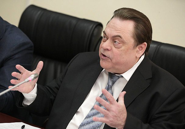 Председатель Комитета по делам национальностей Геннадий Семигин