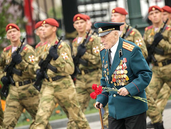 Возложение цветов к Могиле Неизвестного Солдата в честь 74-й годовщины Победы в Великой Отечественной войне