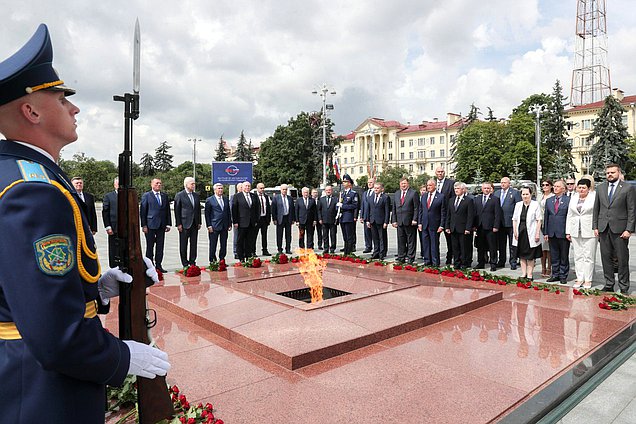 Церемония возложения венка к монументу Победы в Минске