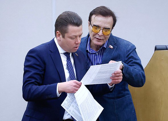 Член Комитета по контролю Никита Румянцев и член Комитета по экономической политике Александр Максимов