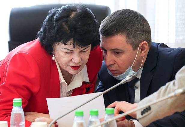 Председатель Комитета по вопросам семьи, женщин и детей Тамара Плетнева и заместитель Министра труда и социальной защиты Андрей Пудов