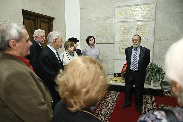 Возложение цветов ветеранами Минэкономразвития к памятной доске работников Госплана СССР