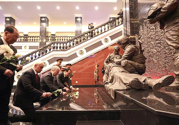 Министр обороны РФ Андрей Белоусов и Председатель Государственной Думы Вячеслав Володин. Церемония открытия Мемориального комплекса и Музея боевых подвигов героев зарубежной военной операции