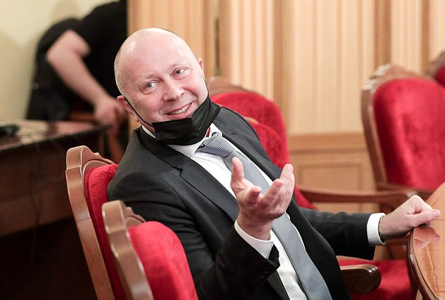 Заместитель Председателя Комитета по культуре Олег Лавров