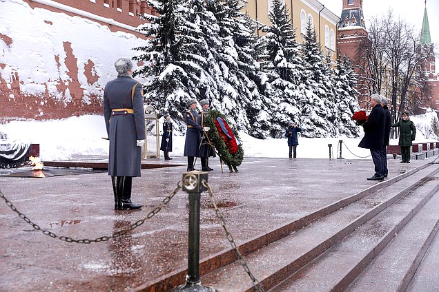 Участники заседания 63-й сессии Парламентского Собрания Союза Беларуси и России возложили цветы к Могиле неизвестного солдата