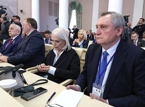 Председатель Комитета по энергетике Николай Шульгинов и Председатель Комитета по просвещению Ирина Белых