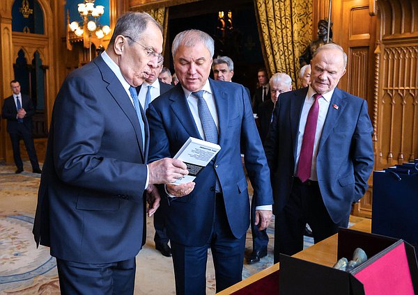 Министр иностранных дел РФ Сергей Лавров, Председатель Государственной Думы Вячеслав Володин и руководитель фракции КПРФ Геннадий Зюганов