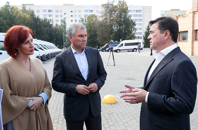 Председатель Государственной Думы Вячеслав Володин, губернатор Московской области Андрей Воробьев и глава городского округа Истра Татьяна Витушева