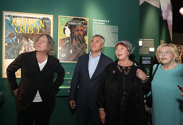 Режиссер Александр Олейников, Председатель Государственной Думы Вячеслав Володин, вдова режиссера Станислава Говорухина Галина Говорухина и Первый заместитель Председателя Комитета по культуре Елена Драпеко