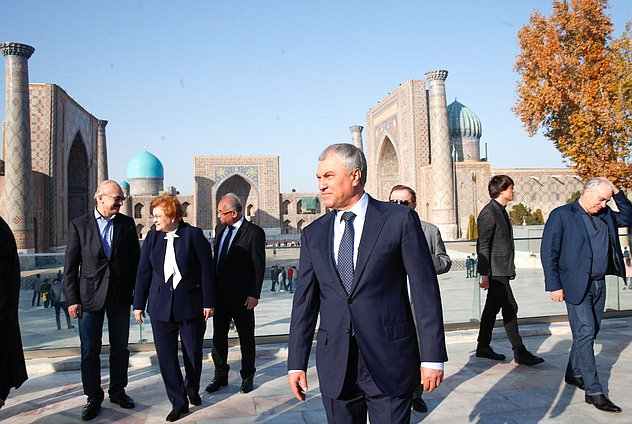 Председатель Государственной Думы Вячеслав Володин и члены российской делегации осмотрели архитектурный ансамбль площади Регистан в Самарканде
