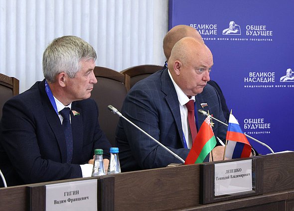 Первый заместитель Председателя Комитета по обороне Андрей Красов. Заседания секций Международного форума Союзного государства "Великое наследие - общее будущее"