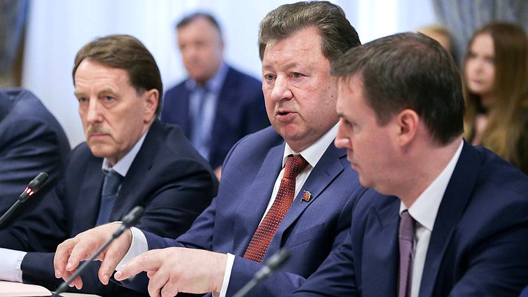Председатель Комитета по аграрным вопросам Владимир Кашин, Заместитель Председателя Правительства РФ Алексей Гордеев и Министр сельского хозяйства РФ Дмитрий Патрушев