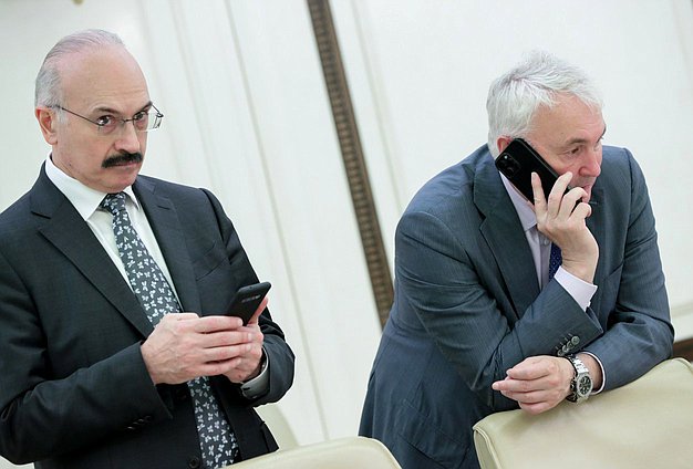Председатель Комитета по науке и высшему образованию Сергей Кабышев и Председатель Комитета по обороне Андрей Картаполов