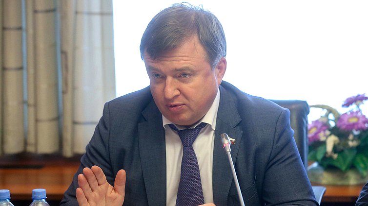 Член Комитета по развитию гражданского общества, вопросам общественных и религиозных объединений Максим Иванов