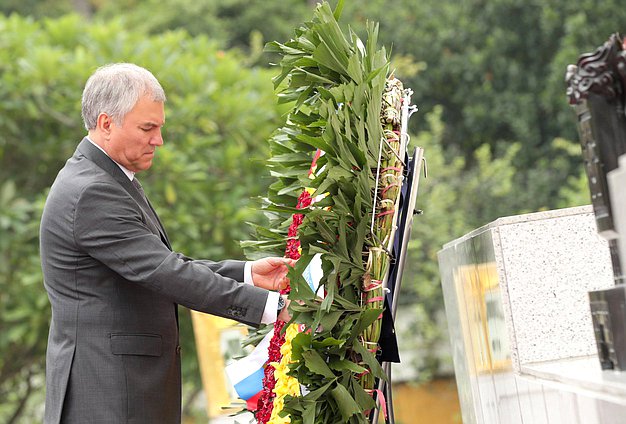 Chairman of the State Duma Vyacheslav Volodin took part in the wreath-laying ceremony at the Monument to Fallen Heroes in Hanoi