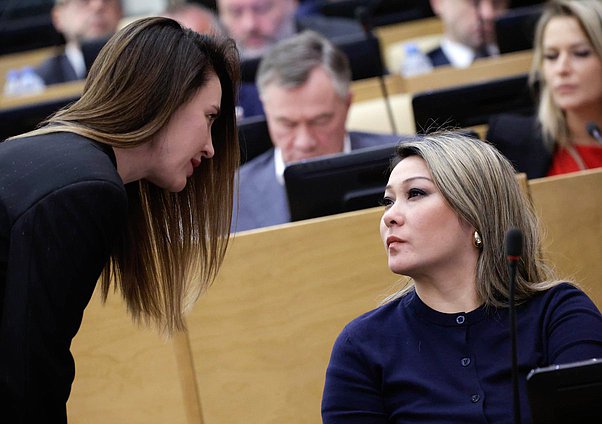 Первый заместитель Председателя Комитета по просвещению Алена Аршинова и Первый заместитель Председателя Комитета по информационной политике, информационным технологиям и связи Марина Ким