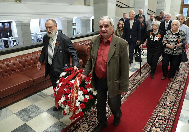 Возложение цветов ветеранами Минэкономразвития к памятной доске работников Госплана СССР