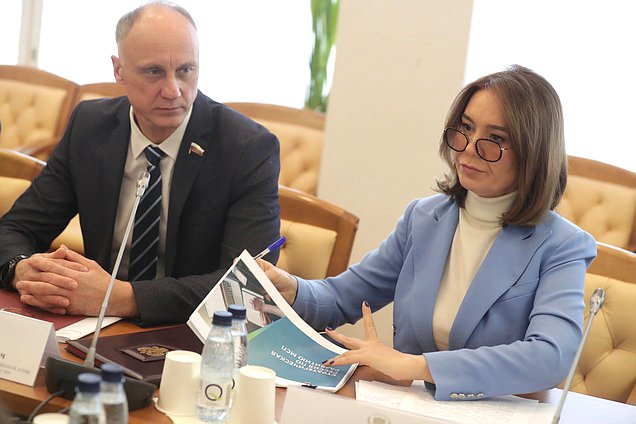 Первый заместитель Председателя Комитета по малому и среднему предпринимательству Альфия Когогина и заместитель Председателя Комитета Олег Голиков