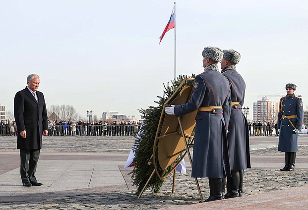 Председатель Государственной Думы Вячеслав Володин возложил венок к Вечному огню в парке Победы на Поклонной горе в День защитника Отечества