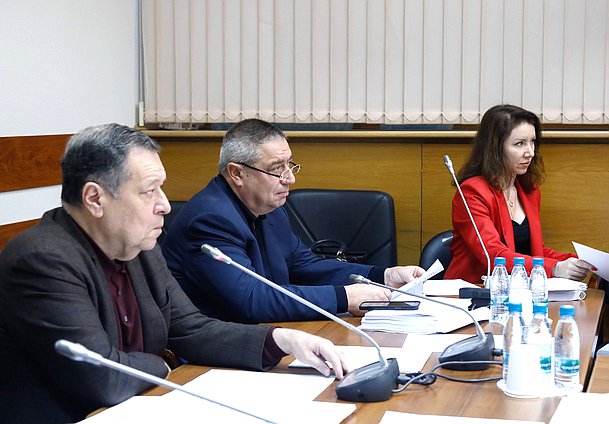 Председатель Комитета по бюджету и налогам Андрей Макаров, Первый заместитель Председателя Комитета Глеб Хор и Первый заместитель Министра финансов РФ Ирина Окладникова