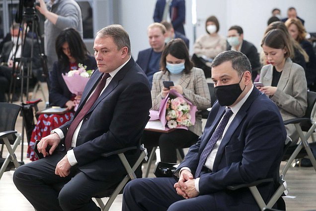 Заместитель Председателя Государственной Думы Петр Толстой и Председатель Комитета по информационной политике, информационным технологиям и связи Александр Хинштейн