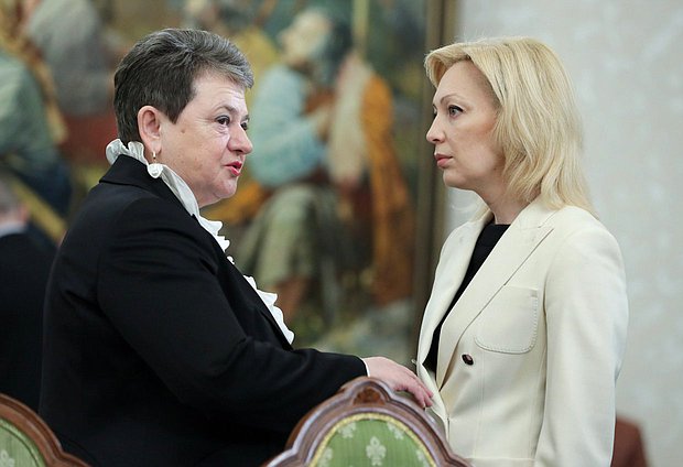 Аудитор Счетной палаты Светлана Орлова и Председатель Комитета по развитию гражданского общества, вопросам общественных и религиозных объединений Ольга Тимофеева