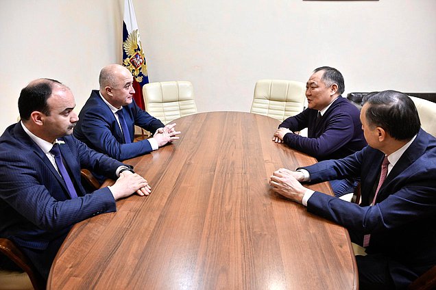 Заместитель Председателя Государственной Думы Шолбан Кара-оол и Председатель Маджлиси милли Маджлиси Оли Республики Таджикистан Файзали Идизода