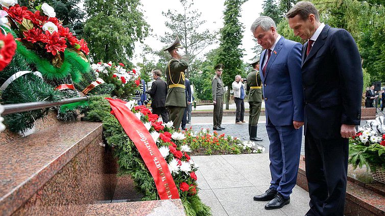  Церемония возложения венка к Вечному огню.