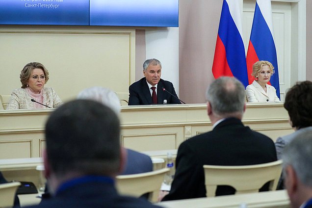 Председатель Государственной Думы Вячеслав Володин, Председатель Совета Федерации Валентина Матвиенко и заместитель Председателя Государственной Думы Ирина Яровая