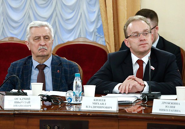 Члены Комитета по охране здоровья Николай Осадчий и Михаил Кизеев