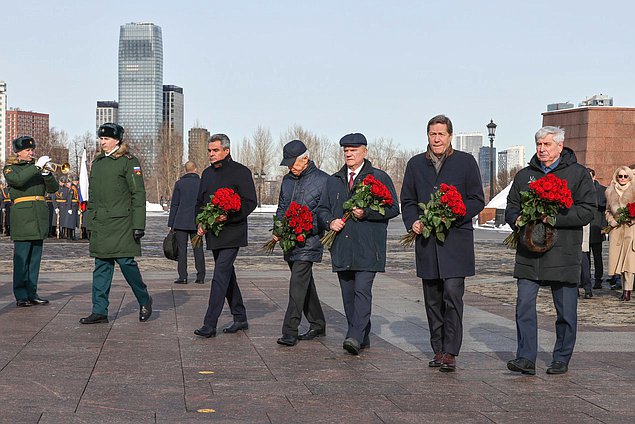 Возложение венка к Вечному огню в парке Победы на Поклонной горе в День защитника Отечества