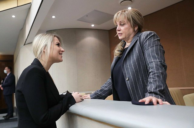 Депутат от фракции «Справедливая Россия — За правду» Яна Лантратова и Председатель Центральной избирательной комиссии РФ Элла Памфилова