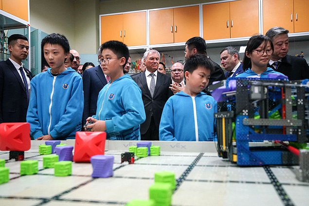 Chairman of the State Duma Vyacheslav Volodin and members of the State Duma delegation visited the Shijia School in Beijing