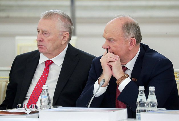Руководитель фракции ЛДПР Владимир Жириновский и руководитель фракции КПРФ Геннадий Зюганов