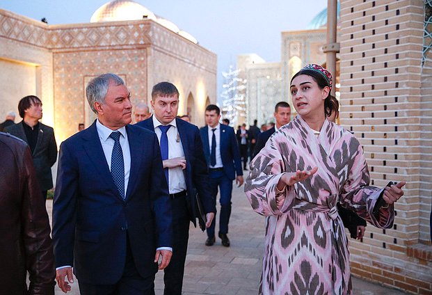 Председатель Государственной Думы Вячеслав Володин и члены российской делегации осмотрели международный туристический центр «Великий шелковый путь» в Самарканде