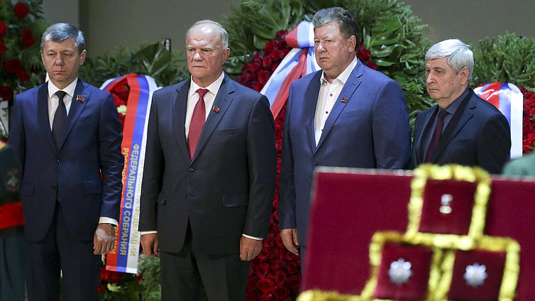 Первый заместитель Председателя Комитета по международным делам Дмитрий Новиков, руководитель фракции КПРФ Геннадий Зюганов, Председатель Комитета по аграрным вопросам Владимир Кашин, Первый заместитель Председателя Государственной Думы Иван Мельников