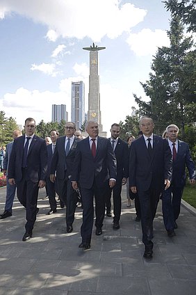 Председатель Государственной Думы Вячеслав Володин и депутаты ГД возложили цветы к Памятнику советским летчикам-освободителям в Чанчуне (КНР)