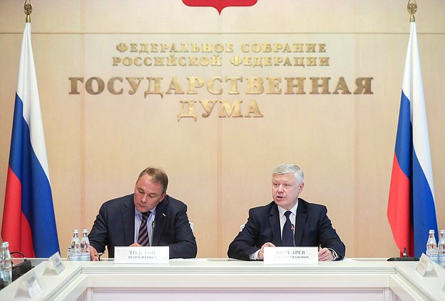 Deputy Chairman of the State Duma Petr Tolstoy and Chairman of the Committee on Security and Corruption Control Vasilii Piskarev