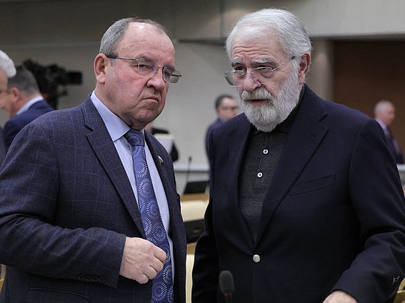 Член Комитета по бюджету и налогам Виктор Селиверстов и член Комитета по международным делам Зелимхан Муцоев