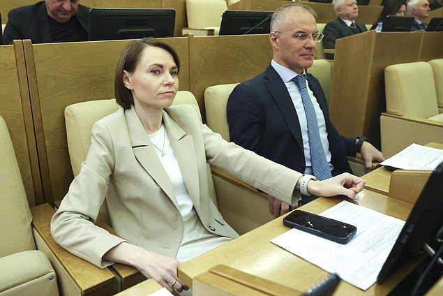 Заместитель Председателя Комитета по аграрным вопросам Юлия Оглоблина и заместитель Председателя Комитета по экологии, природным ресурсам и охране окружающей среды Александр Коган