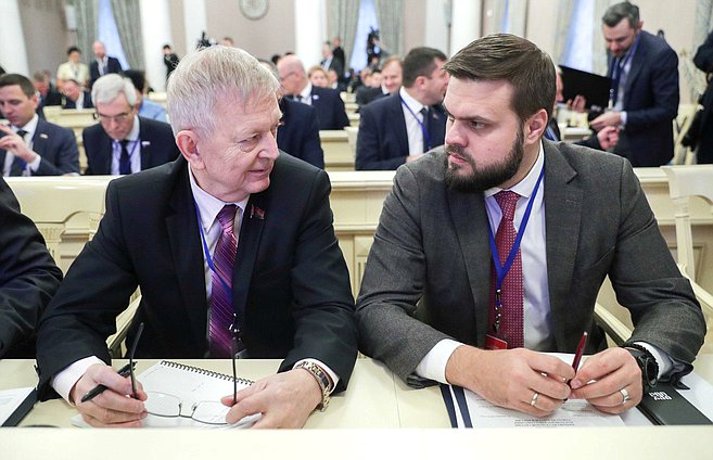 Член Комитета по делам СНГ, евразийской интеграции и связям с соотечественниками Артем Туров (справа)