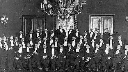 مجموعة من نواب مجلس الدوما الثالث 1907-1912. يتم تخزين الصورة في أرشيف الدولة المركزية للأفلام والصور والوثائق الصوتية في سانت بطرسبرغ