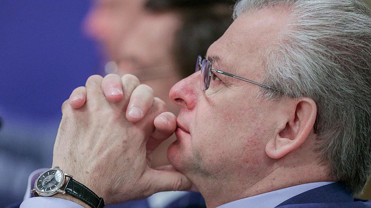 Заседание «Открытой трибуны» на тему
«Гражданское общество в современной России».
