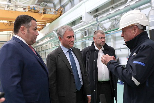 Председатель Государственной Думы Вячеслав Володин, губернатор Тверской области Игорь Руденя и президент ООО «ПК Транспортные системы» Феликс Винокур