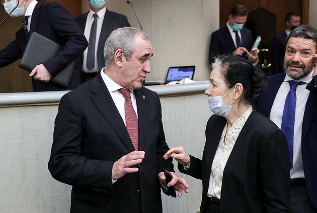 Заместитель Председателя Государственной Думы Сергей Неверов и депутат от фракции «Справедливая Россия — За правду» Галина Хованская