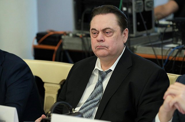 Председатель Комитета по делам национальностей Геннадий Семигин