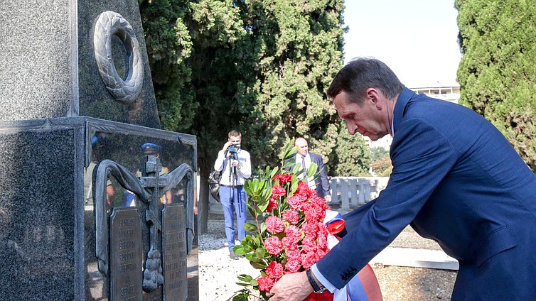 Возложение венка к памятнику воинам России, павшим на земле Греции.



