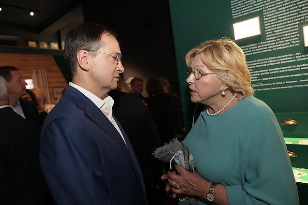 Помощник Президента РФ Владимир Мединский и Первый заместитель Председателя Комитета по культуре Елена Драпеко