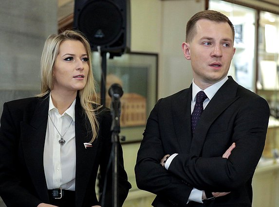 Председатель Комитета по развитию гражданского общества, вопросам общественных и религиозных объединений Яна Лантратова и Председатель Комитета по молодежной политике Артем Метелев